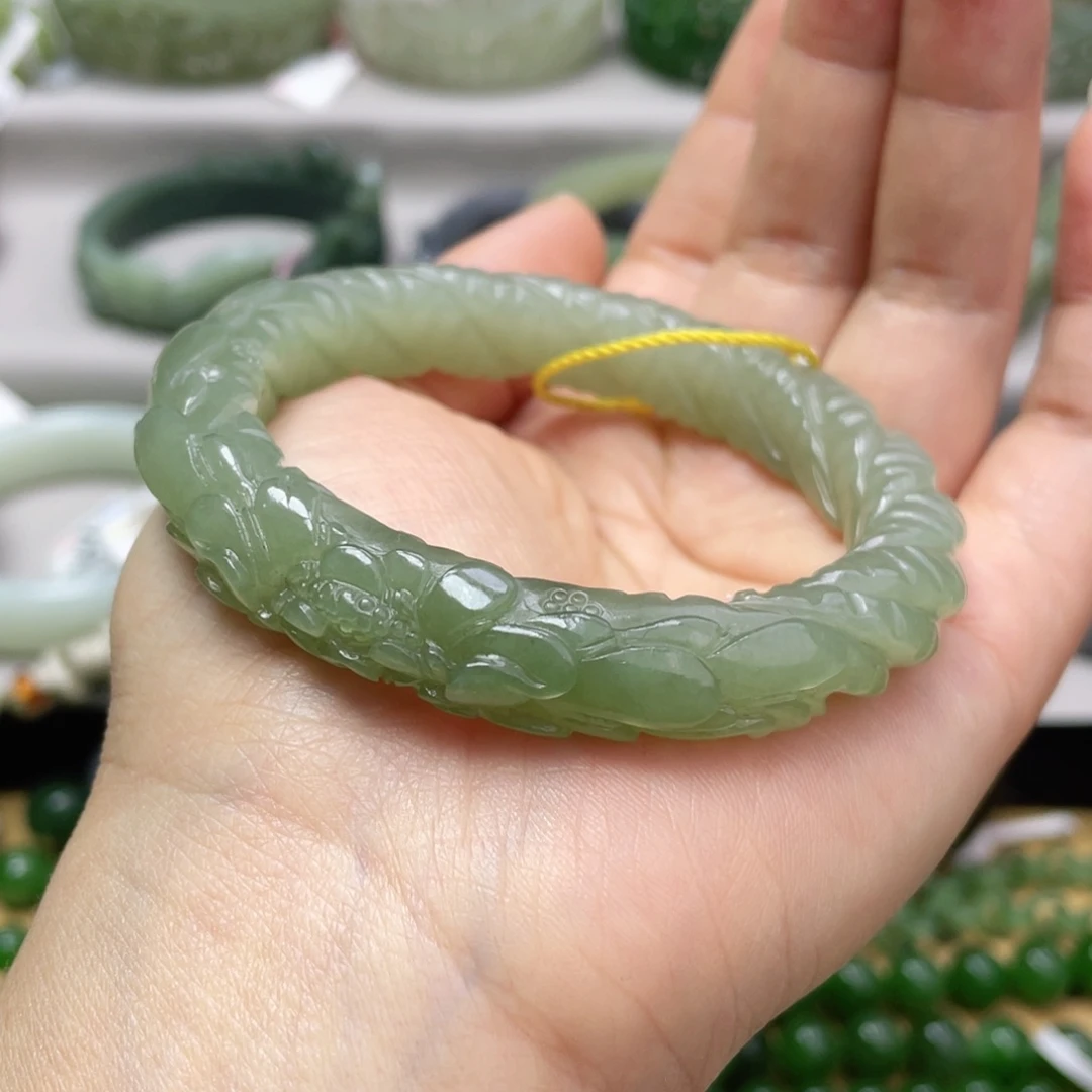 和田玉手镯57圈口。   编号46未镶嵌