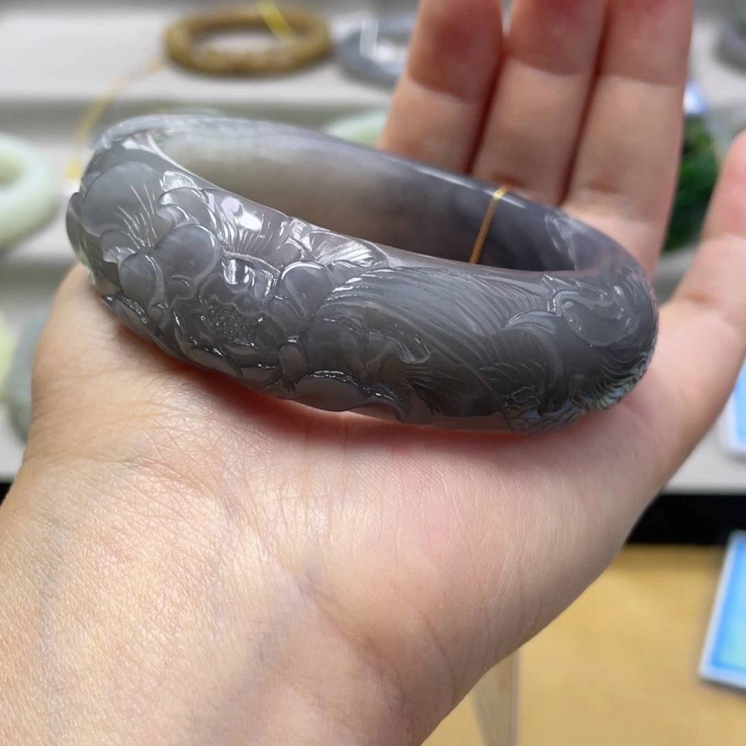 和田玉手镯57+圈口。  编号A32未镶嵌