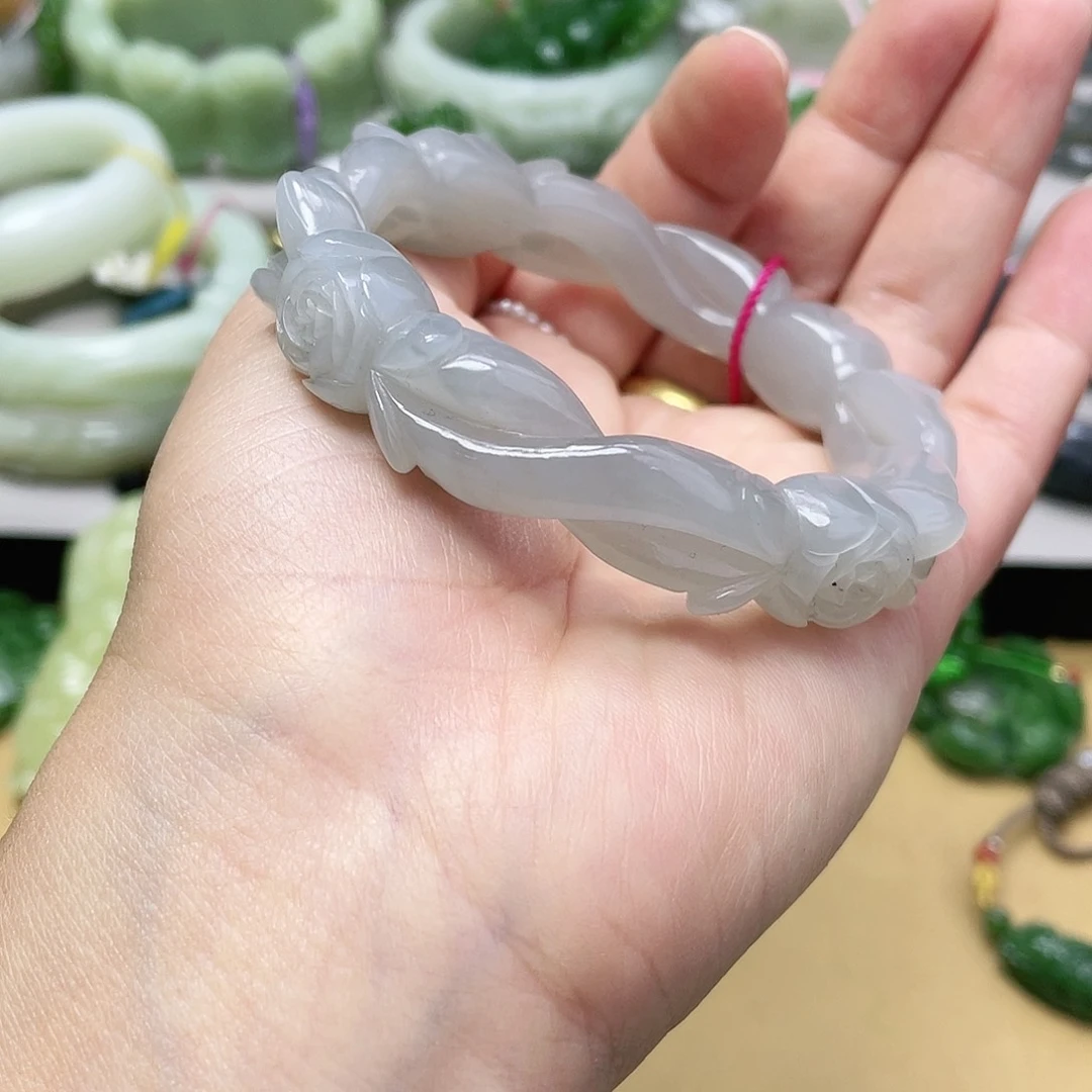 和田玉手镯56圈口。 编号63未镶嵌