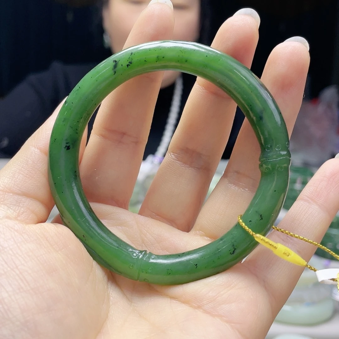 和田玉手镯55+圈口。  编号58未镶嵌