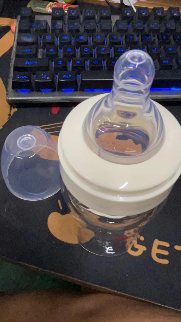 爱的立奶瓶 有非卖品字样