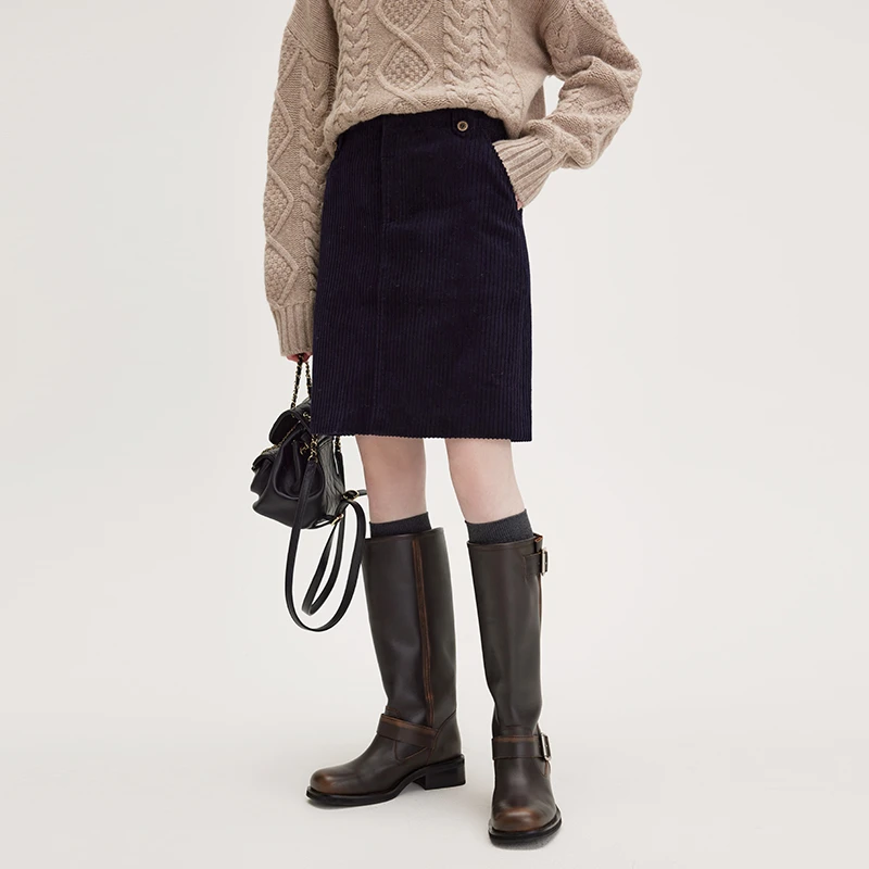 12.1范洛百搭“宽腰袢装饰”复古金属扣条绒直身中半裙FD23B032