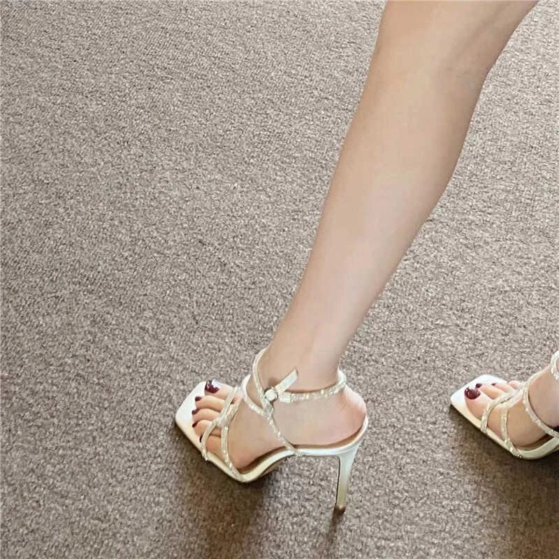 交叉绑带高跟鞋女2025年夏季新款白色水钻一字带细跟露趾罗马凉鞋
