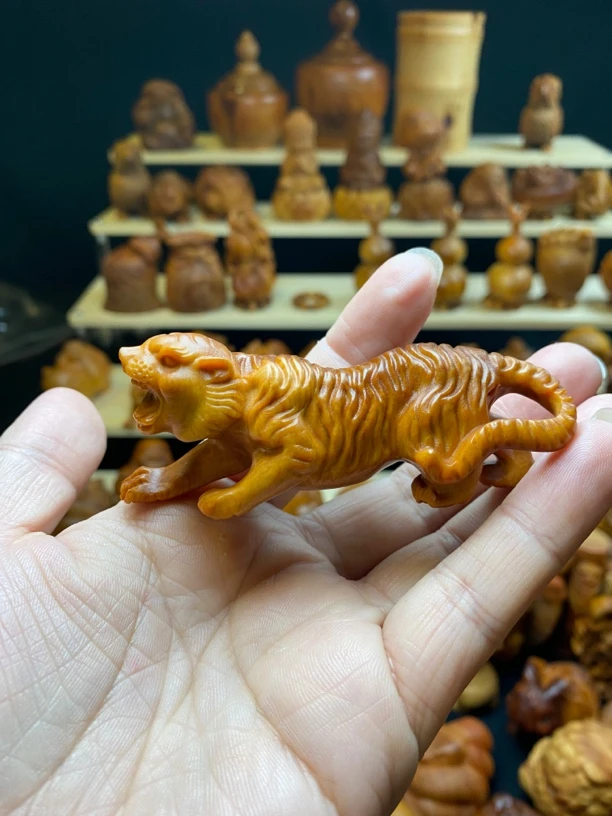 崖柏木雕 生肖虎 虎虎生威