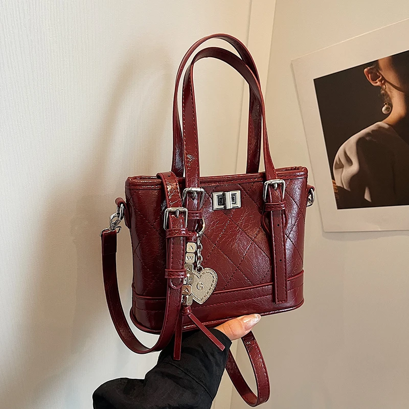 今年流行手提包2024春季新款潮时尚菱格水桶包百搭小众单肩斜挎包