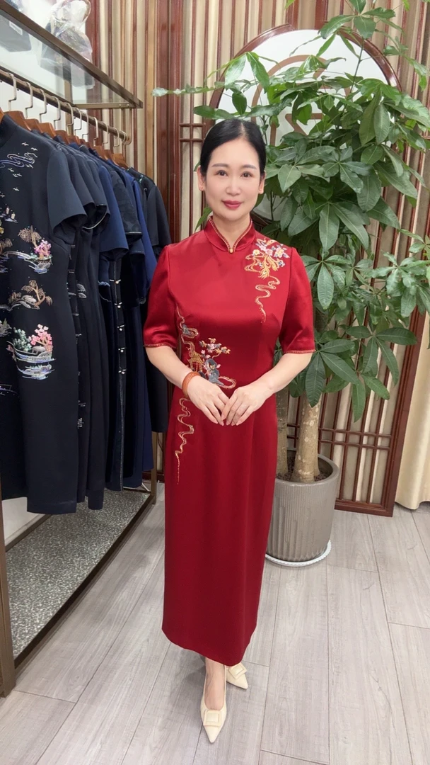 17923朱紫瑜酒红色亭台楼阁1.2米显瘦喜婆婆喜妈妈高级婚宴旗袍