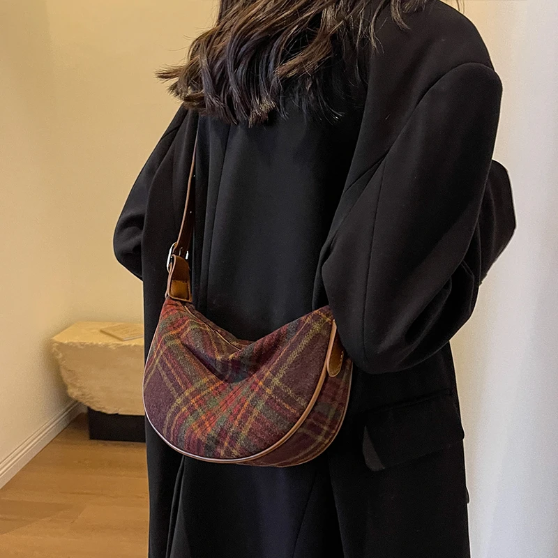 艾米兔女包2024新款潮流小众复古纯色简约格子百搭休闲单肩斜挎包