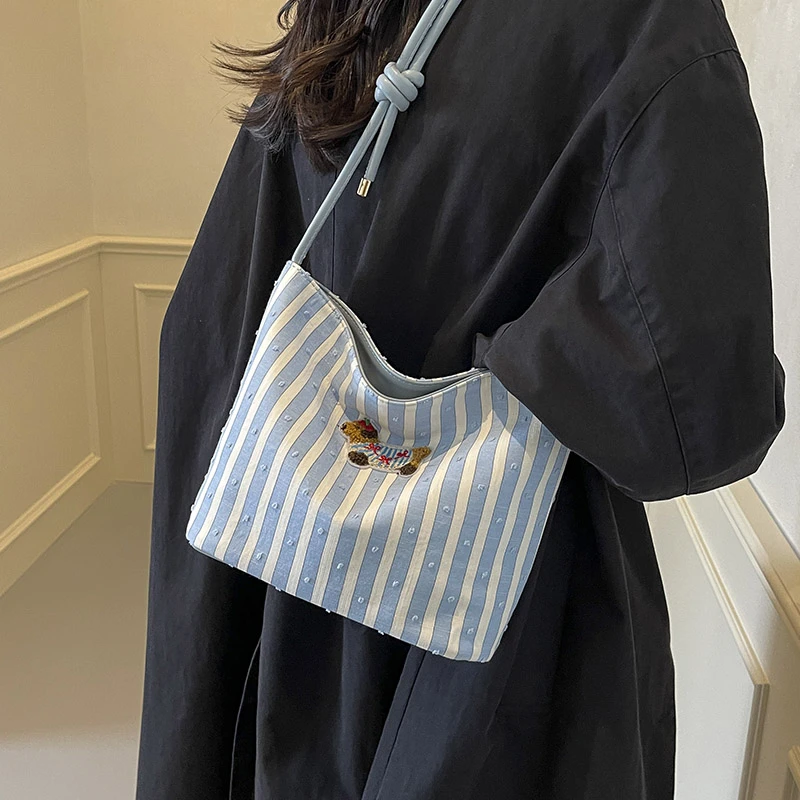艾米兔女包2024新款时尚休闲简约潮流质感条纹百搭斜挎水桶包