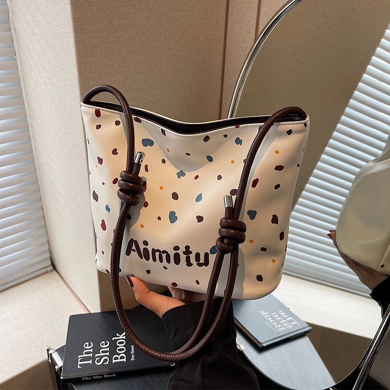 艾米兔女包2025新款时尚小众设计质感洋气韩版简约通勤水桶包