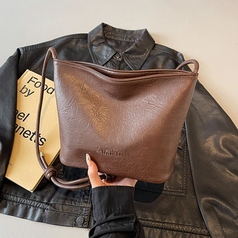 艾米兔女包2024新款百搭时尚简约纯色大容量单肩斜挎水桶包