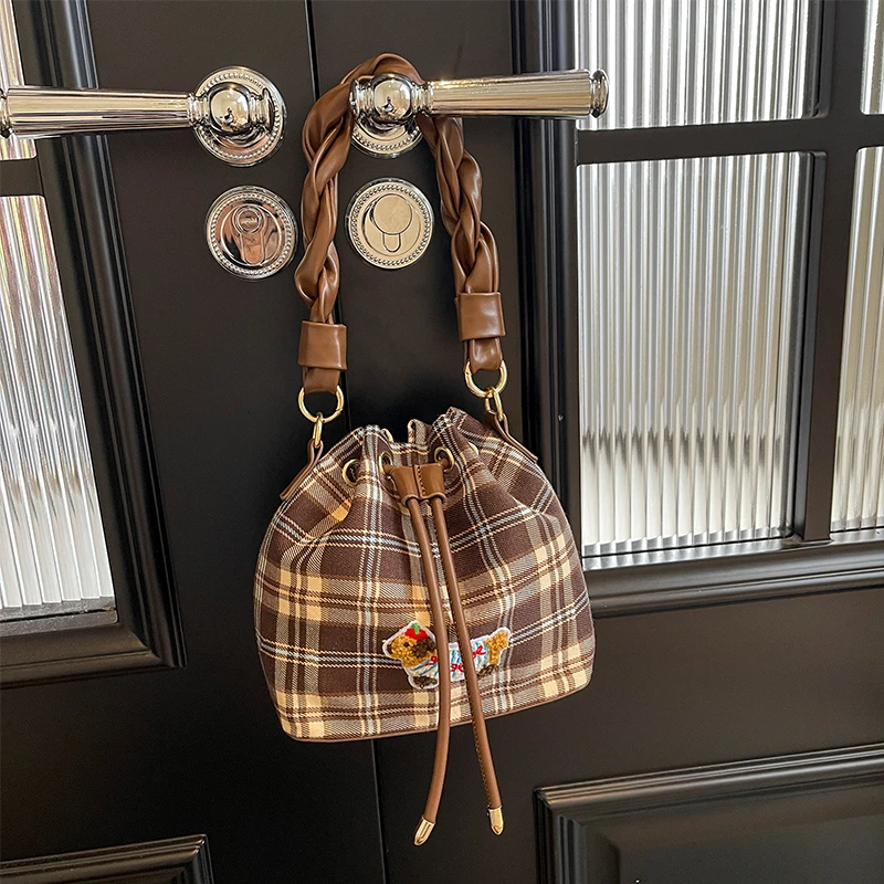 艾米兔女包2024新款百搭时尚韩版小众设计单肩斜挎水桶包