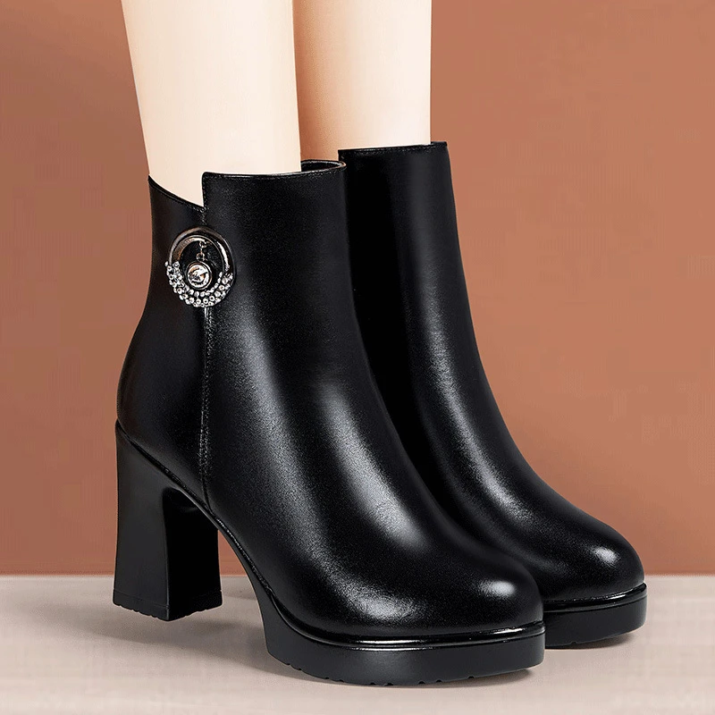 冬加绒厚底女靴圆头高跟漆皮粗跟中跟短靴加绒柔软内里耐磨鞋底