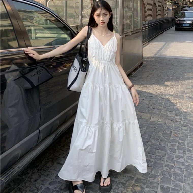 白色吊带连衣裙女款爆款新款夏季外出气质白月光法式度假裙子