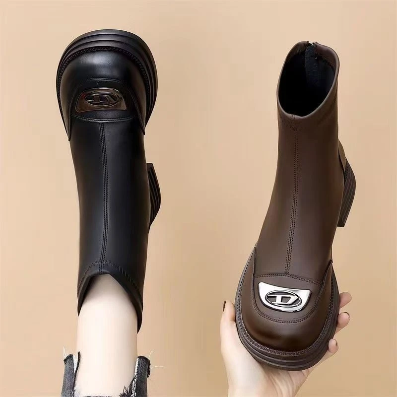 网红马丁靴女2023秋季新款洋气金属配裙瘦瘦靴软皮弹力短靴