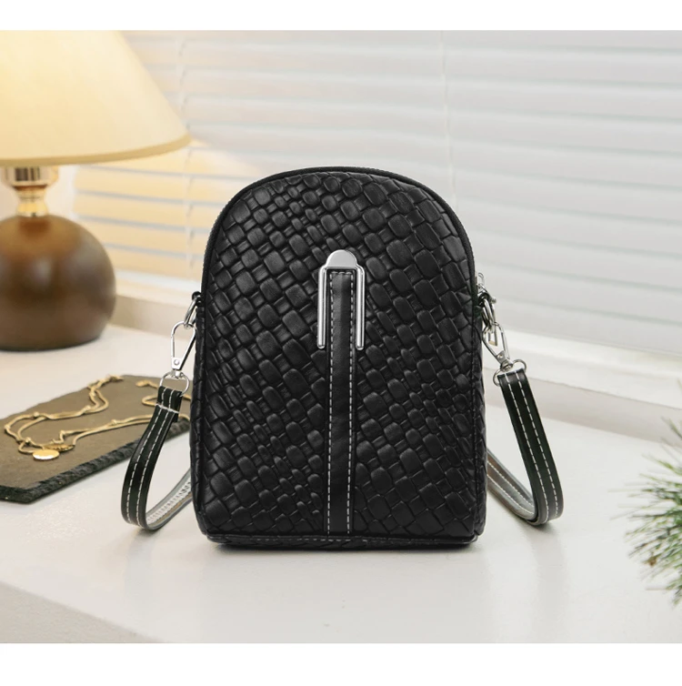 设计感轻奢简约棋盘格卡其色通勤斜跨百搭休闲韩版真皮单肩包包