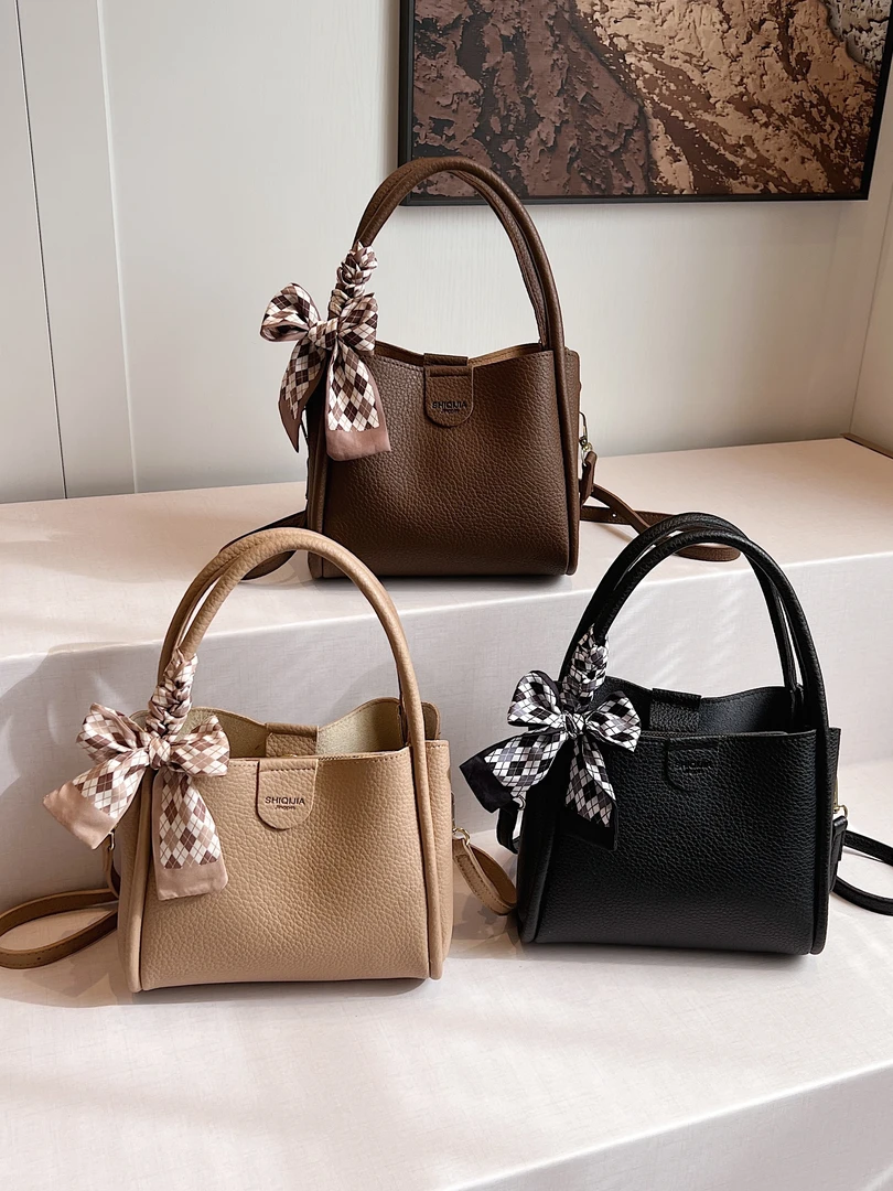 2025新款时尚手拎包水桶包简约小众手提包包白色女士女士斜挎包