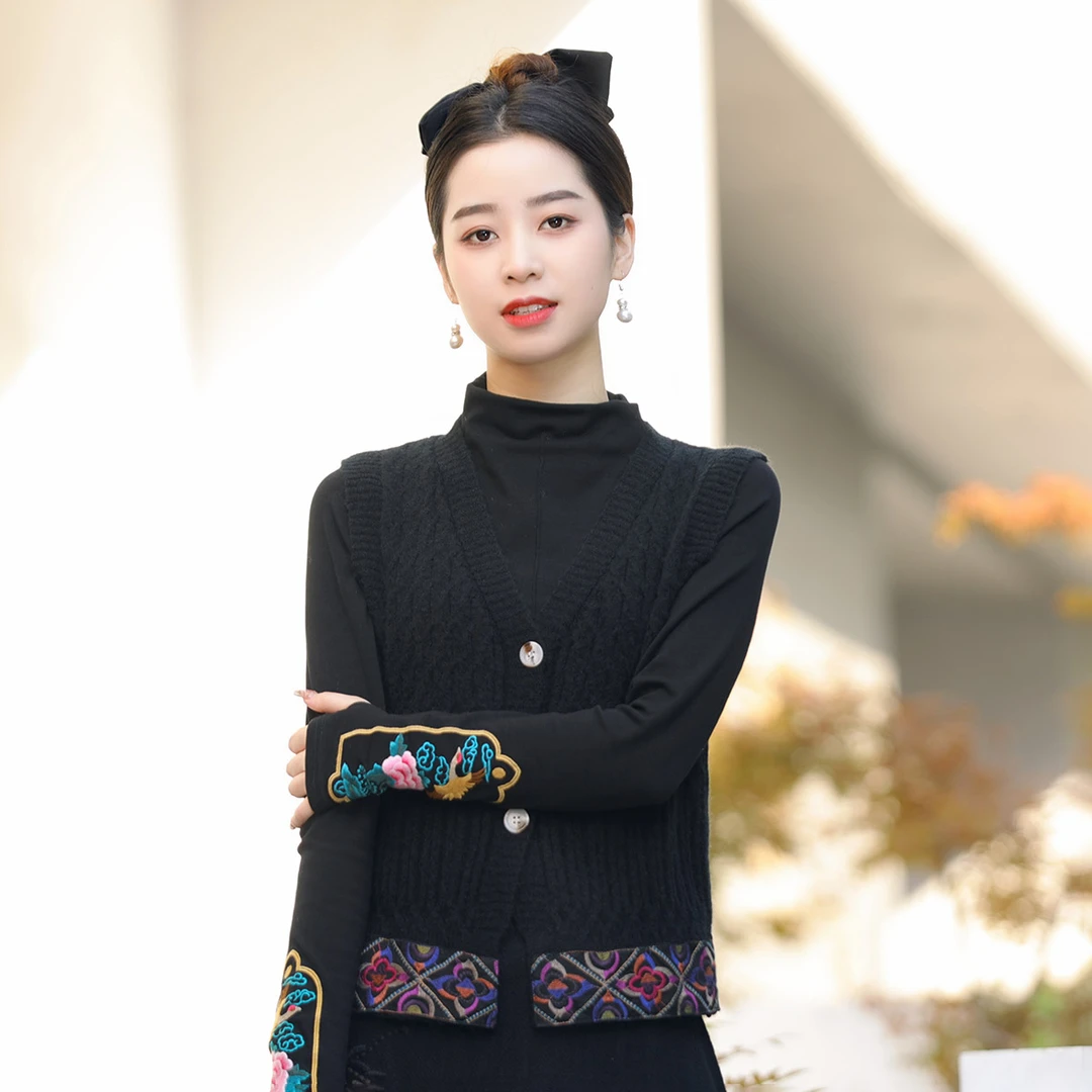 素娘秋冬新款女式面料柔软宽松国风丝麻刺绣盘针织马夹DY17725W