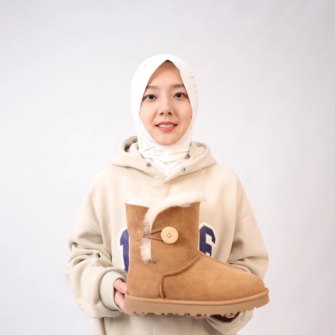 【羊皮毛一体雪地靴】新款5803女款经典中筒木扣加绒时尚加厚雪地靴