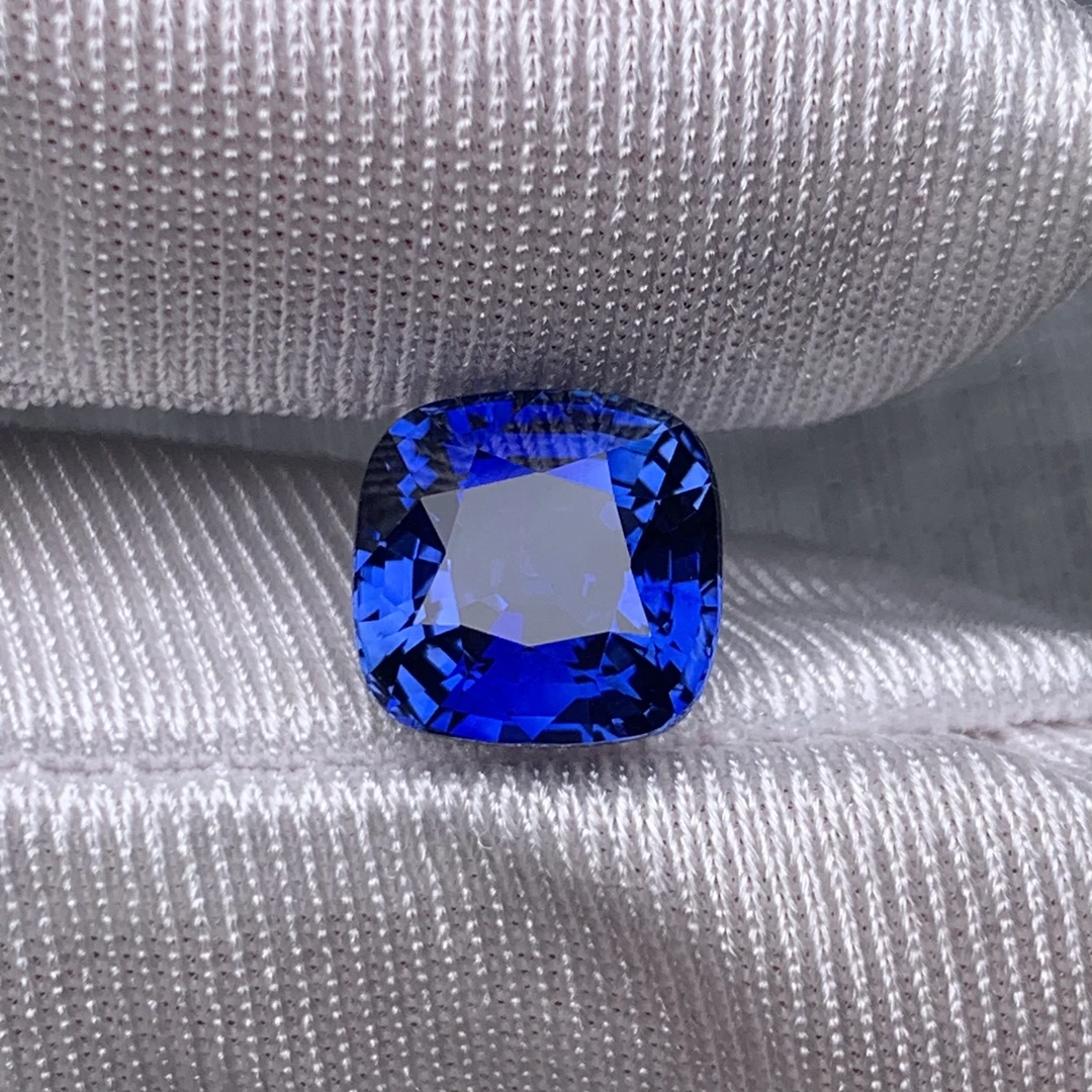 天然皇家蓝蓝宝石斯尼兰卡重4.07克拉全净玻璃体颜色明亮满火彩