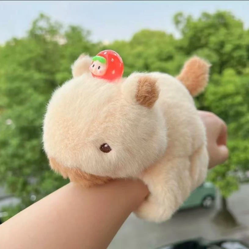 卡通拉绳卡皮巴拉可爱啪啪圈手腕装饰毛绒玩具头顶水果水豚摇尾巴