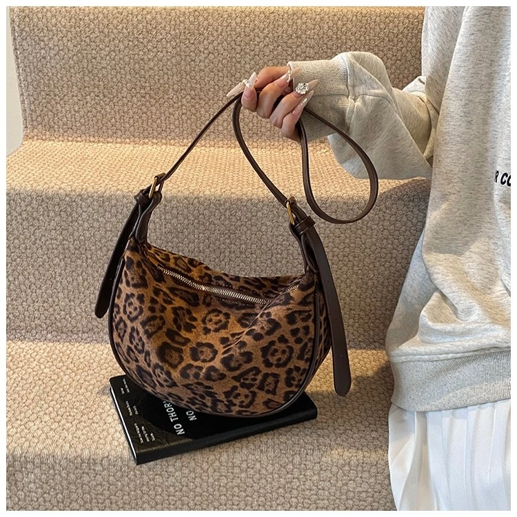 2024秋冬新款豹文饺子包斜挎包