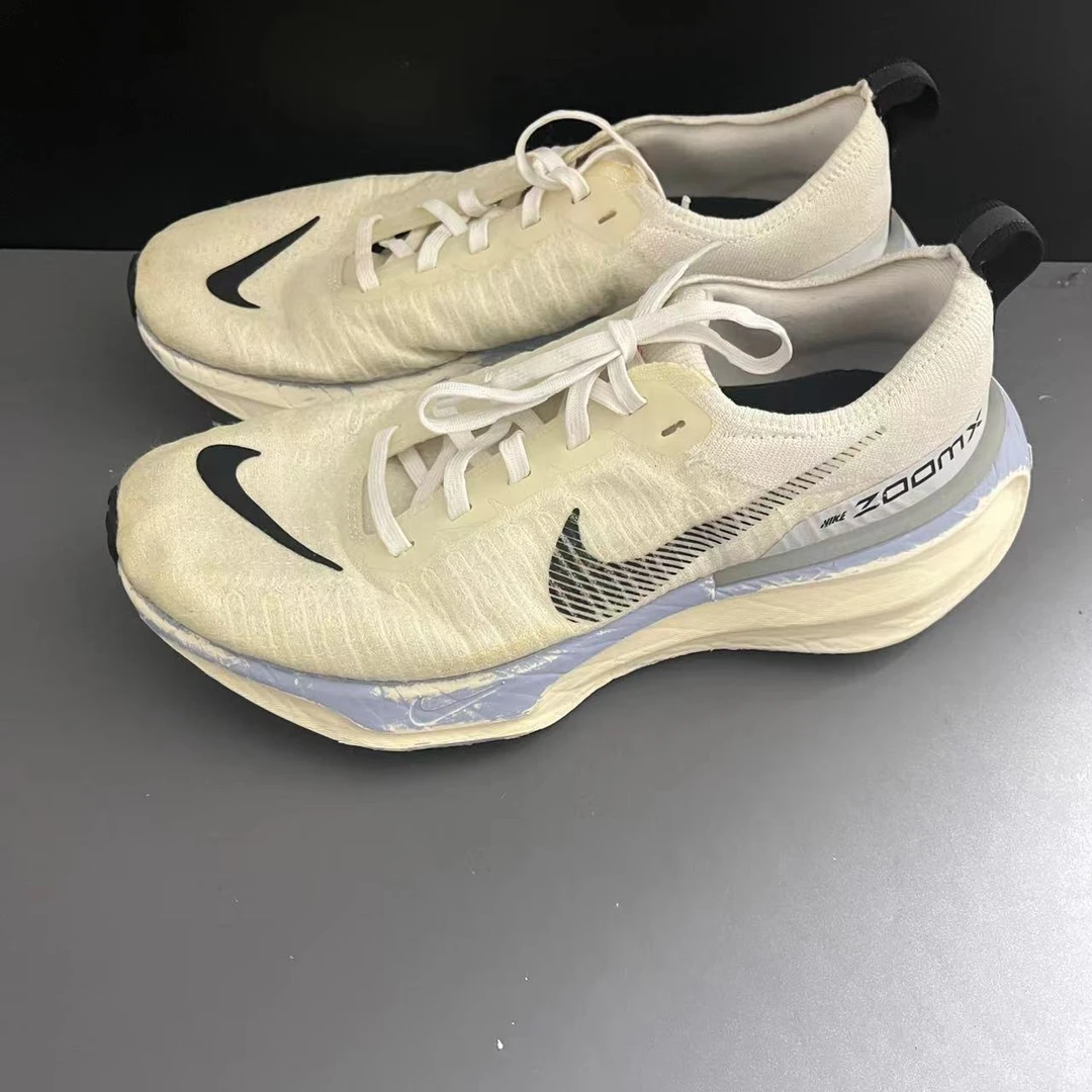 42码 低帮 白色跑鞋 市场价 2099 后跟轻微剐蹭
