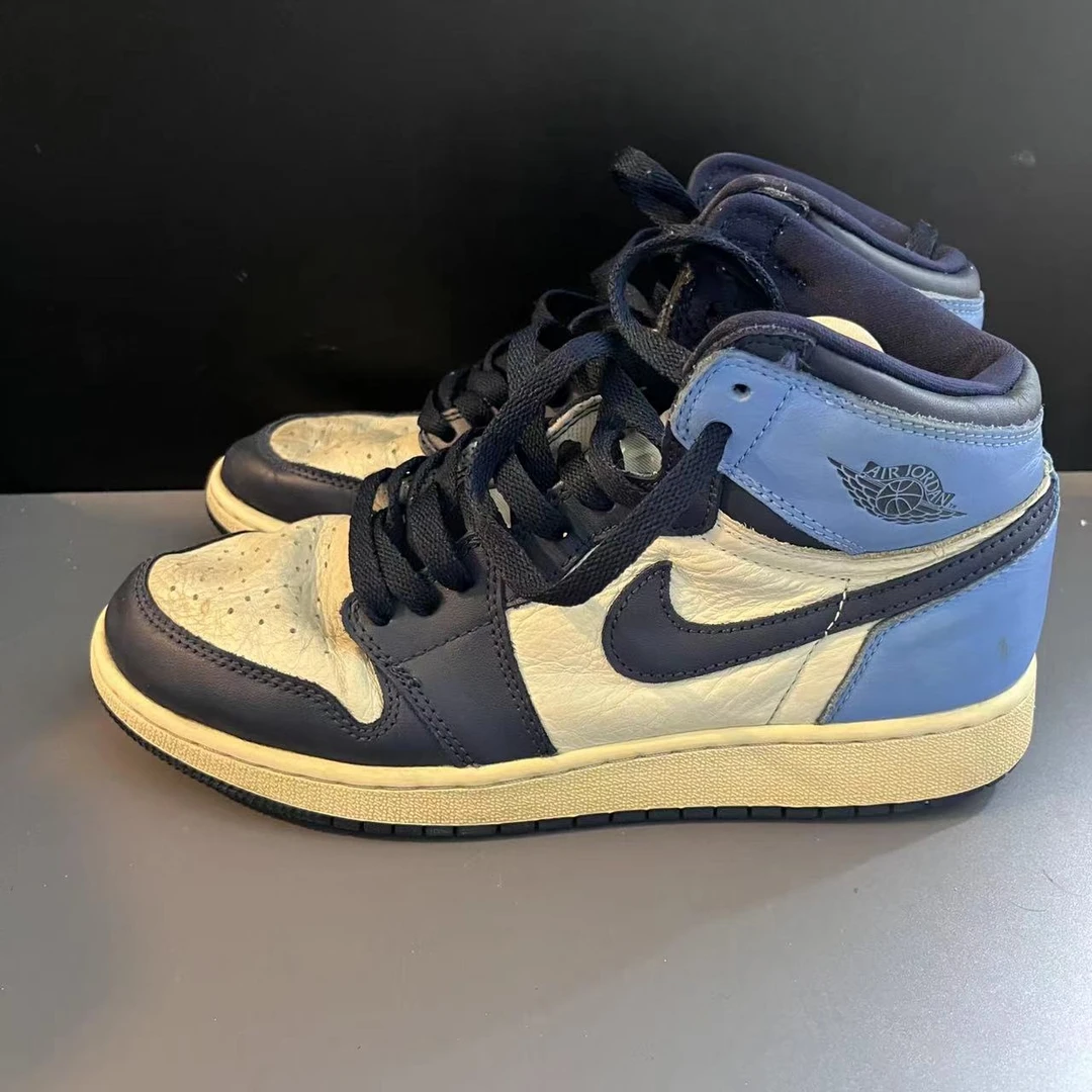 39码 中帮 黑曜石 板鞋 鞋面污渍图2 成色一般 市场价 2688