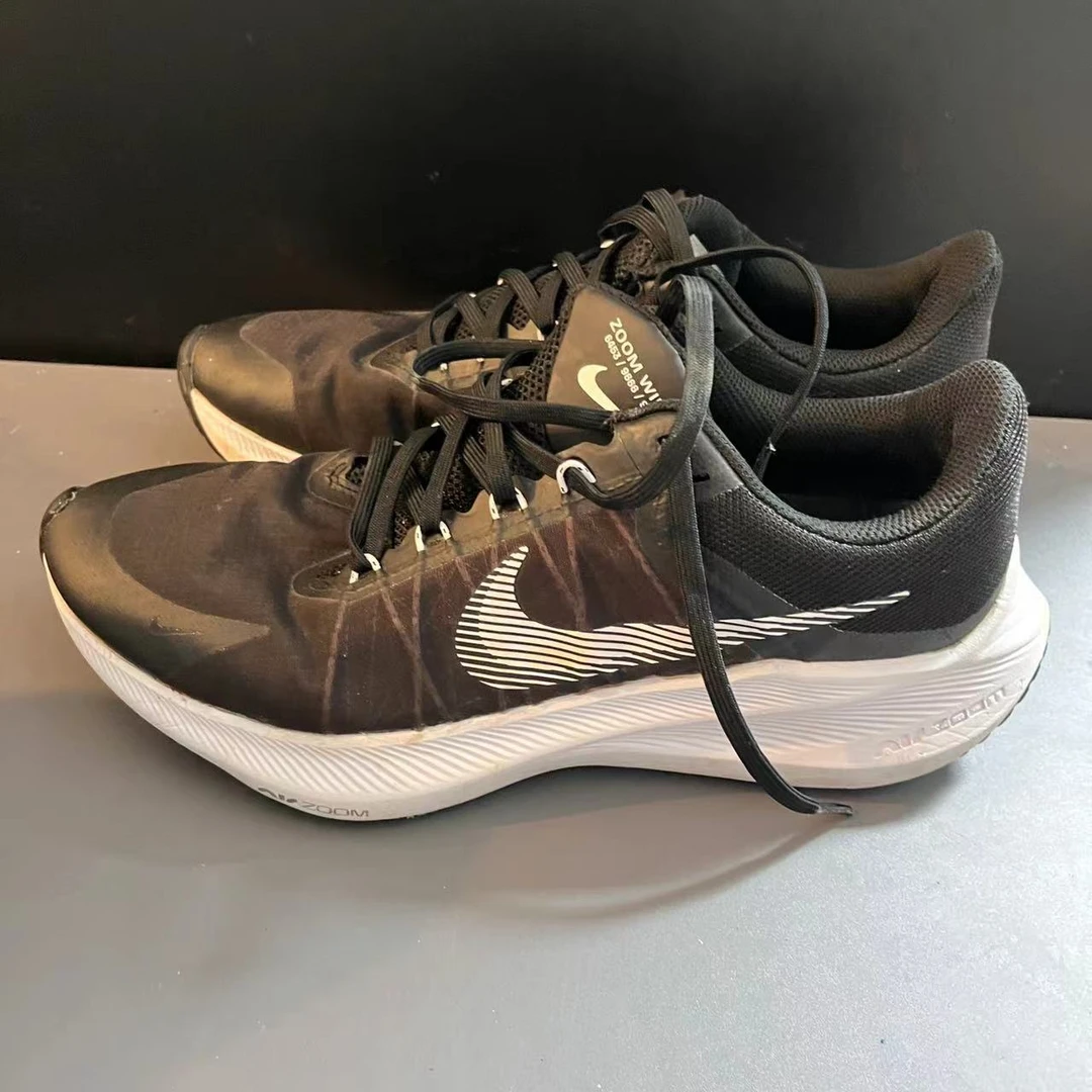 41码 低帮 黑色 跑鞋 斜侧轻微破损 图3 特价 不刀