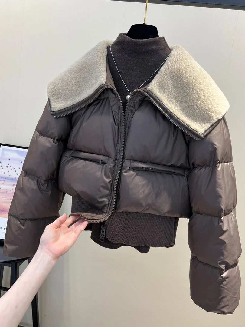 今年流行漂亮羊羔毛大翻领针织拼接白鸭绒羽绒服女加厚保暖短外套