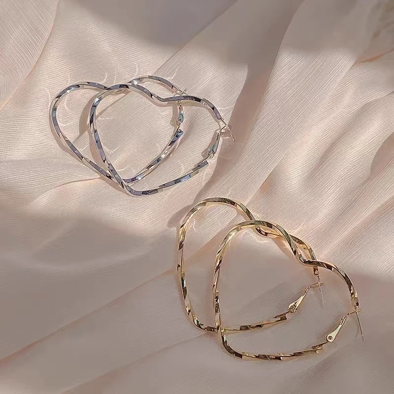 铜合金合成锆石耳饰 欧美风爱心耳环复古金属高级感夸张耳圈