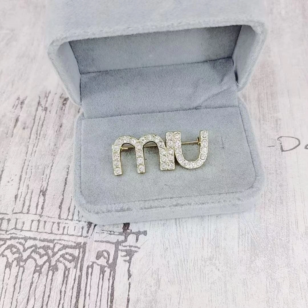 锌合金仿水晶胸针 字母miu高档胸针女可爱个性别针扣固定衣服配饰