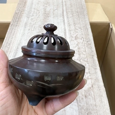 铜香炉。