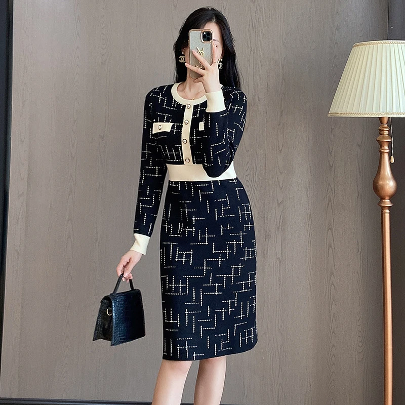 冬季法式赫本风小香风毛衣裙子中长款打底配大衣时尚针织连衣裙女