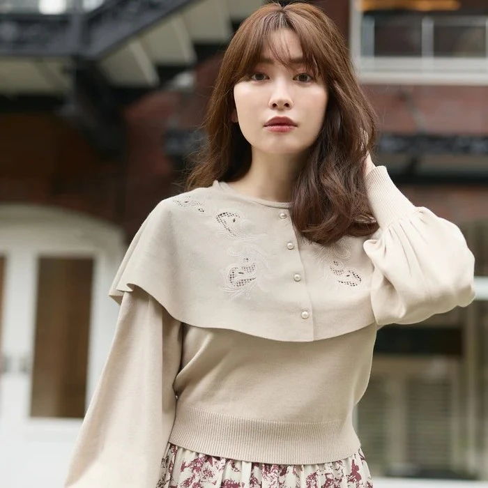 【TaKuMi】日单品牌   时尚蕾丝 娘娘 刺绣披肩重工绣花针织衫