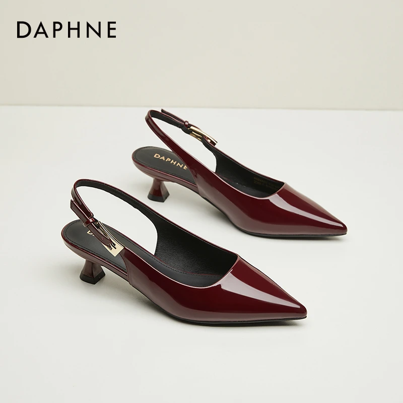 达芙妮酒红色绝美婚鞋不累脚2025年夏季新款一字带粗跟高跟凉鞋女