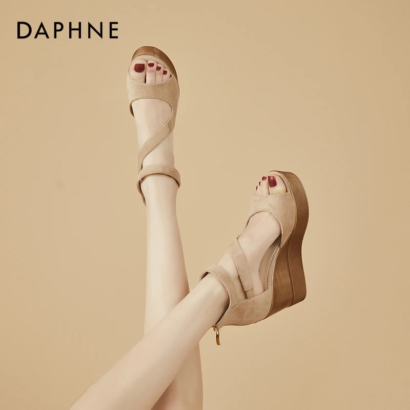 达芙妮坡跟凉鞋女新款绒面厚底防水台欧美风松糕鞋镂空鱼嘴高跟鞋