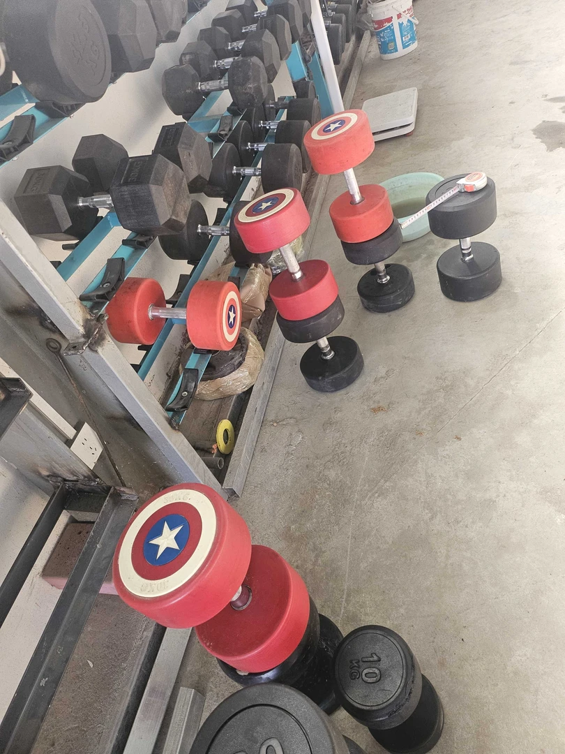 哑铃130公斤美队