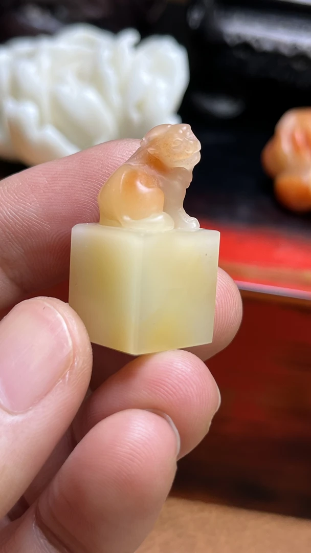 寿山石雕芙蓉瑞兽钮