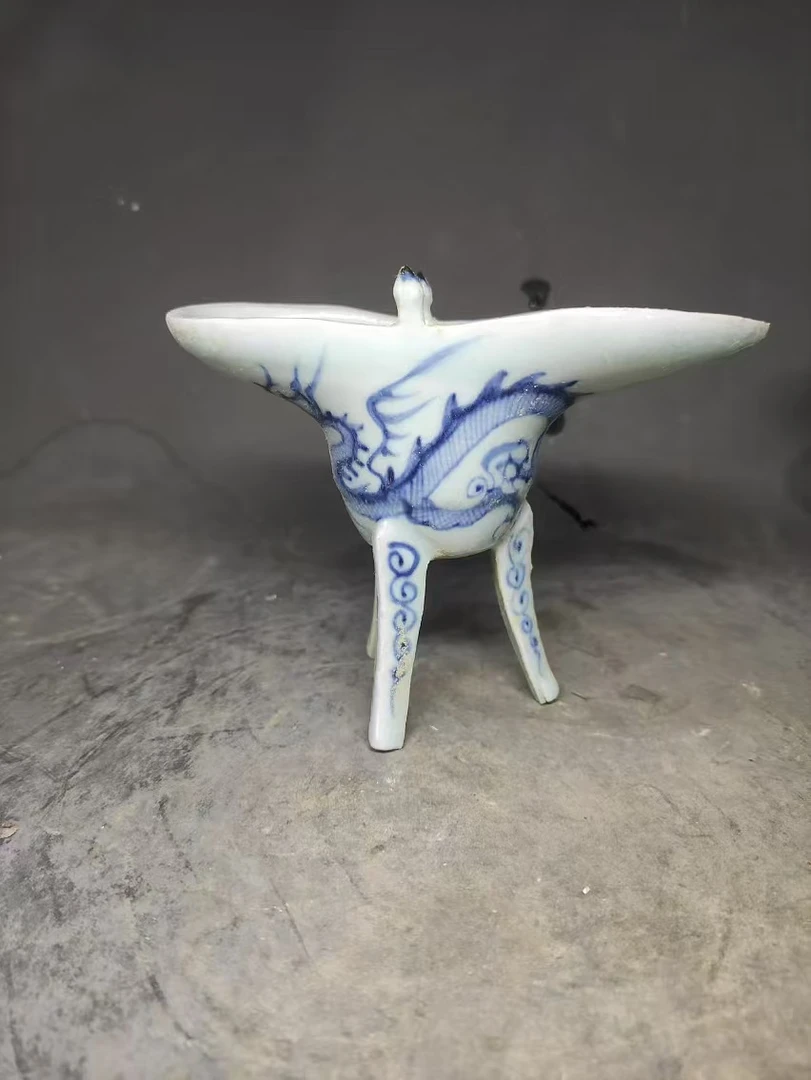 青花龙纹三足高脚杯