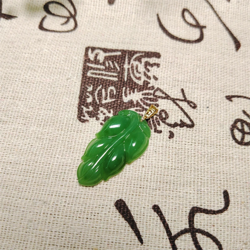 约17*30mm碧玉叶子镶18K金扣头吊坠