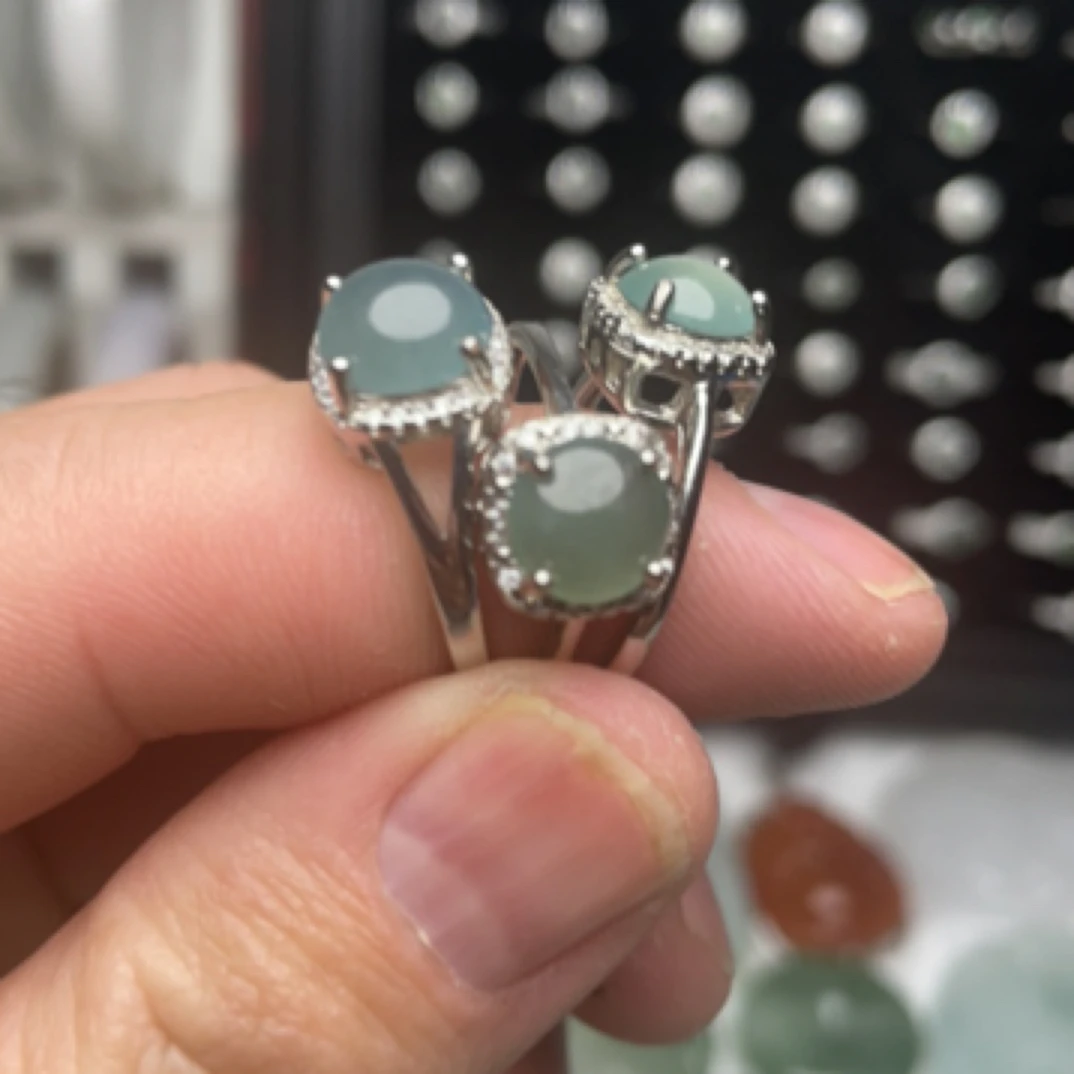 天然翡翠镶嵌戒指