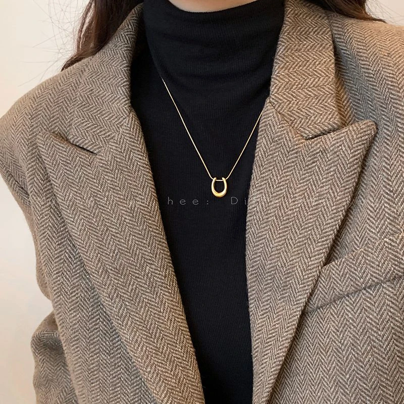 钛钢项链 金色马蹄吊坠项链女款冬季轻奢高级感毛衣链秋冬装饰