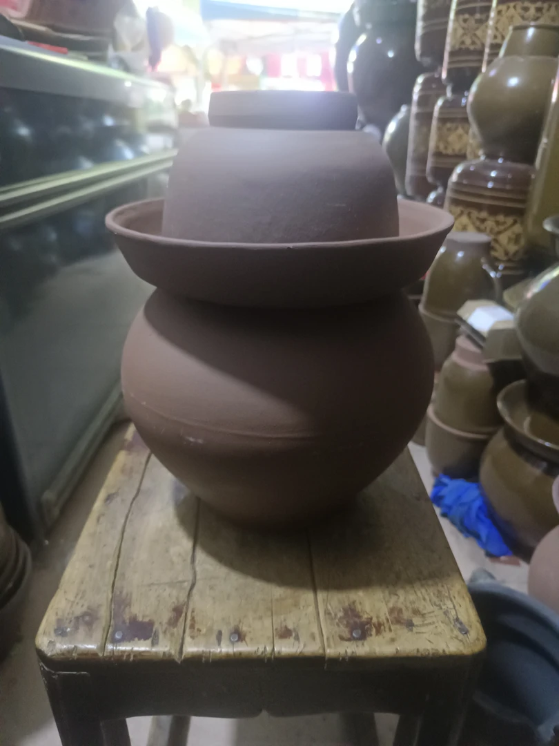 纯手工制作，土陶泡菜坛，釆用优质高岭土，不添加任何化工源料，