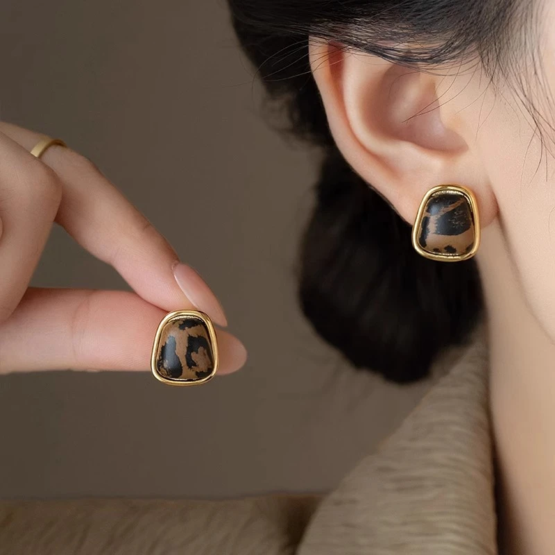铜合金耳饰 秋冬简约豹纹方块耳钉女气质百搭小众设计高级感耳环