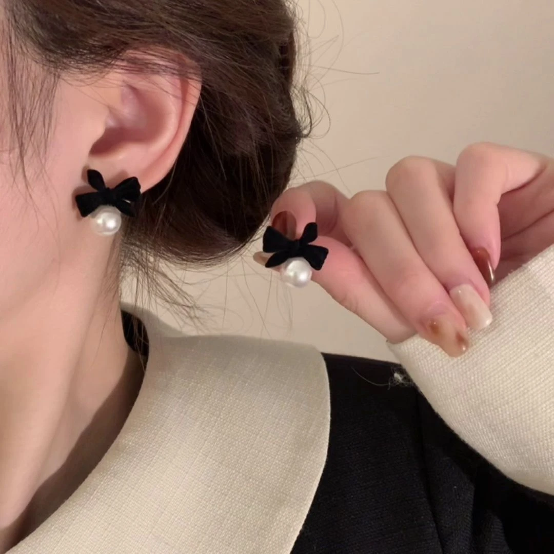 秋冬仿仿珍珠黑色丝绒蝴蝶结耳钉新款流行潮女小众设计高级感耳饰