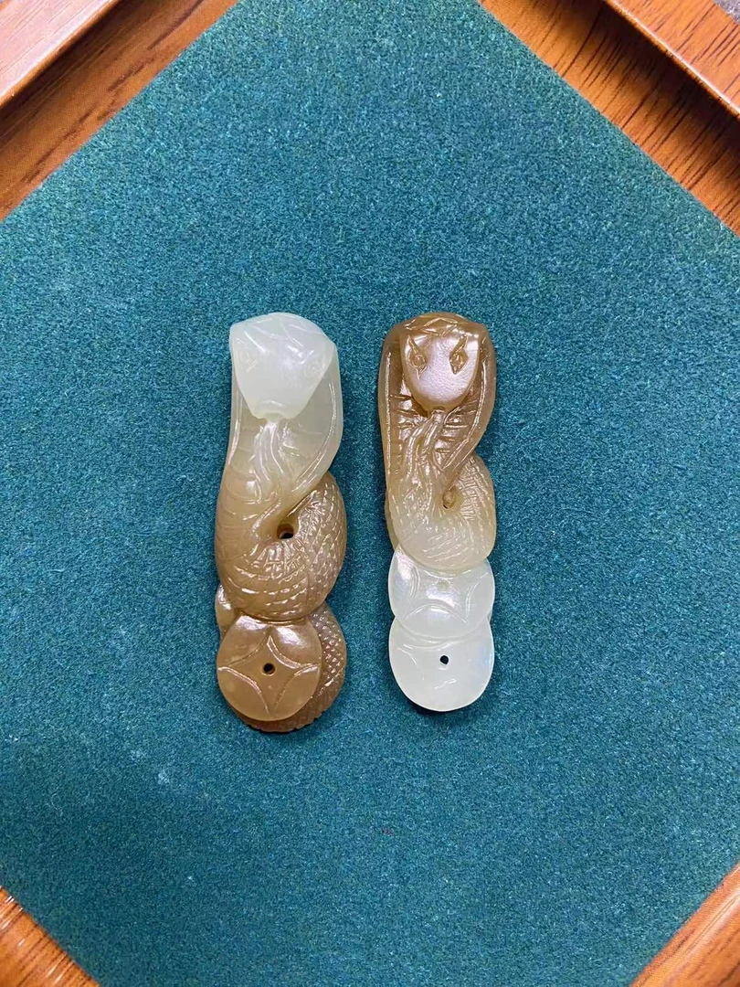 新疆和田玉且末糖白生肖蛇情侣吊坠同料12生肖玉佩糖白俏色巧雕