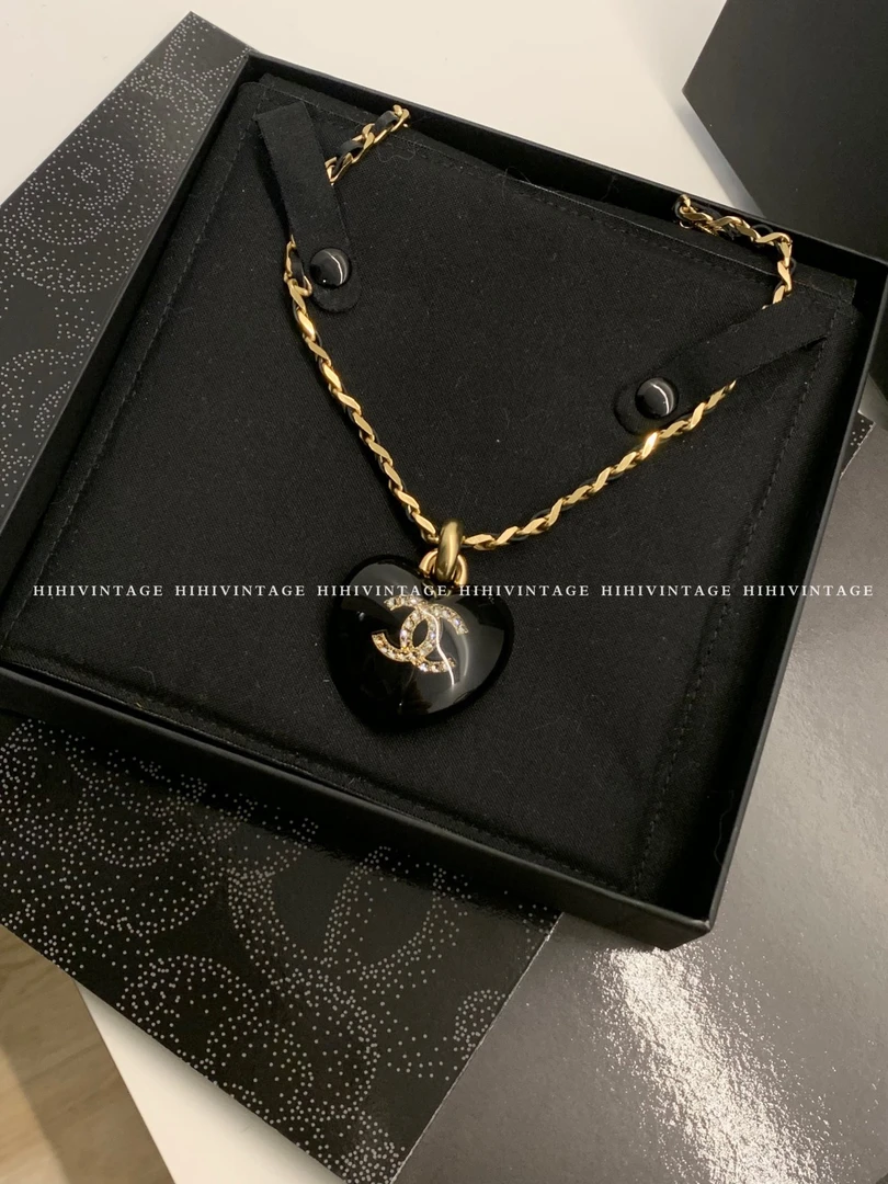 99新  HIHI/Chanel 21P 黑色亚克力爱心双C镶钻皮穿链项链/