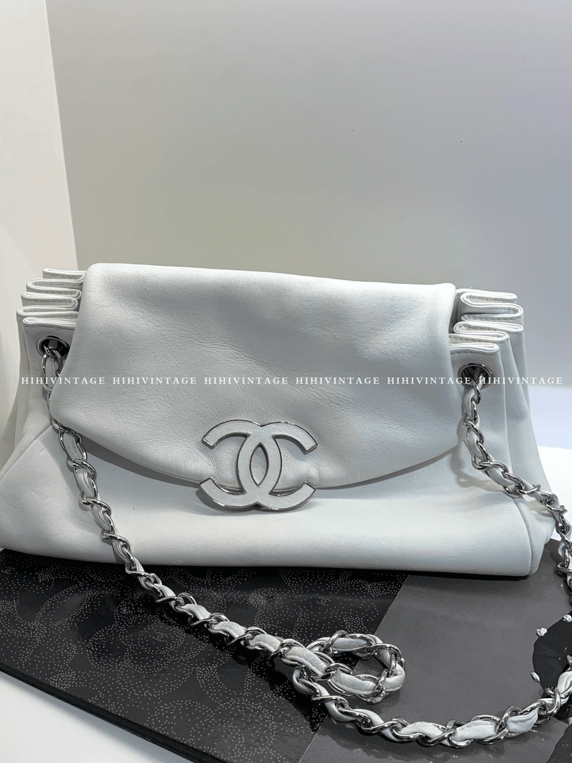 95新  HIHI/Chanel 白色大logo银色链条云朵包 12开/6840538