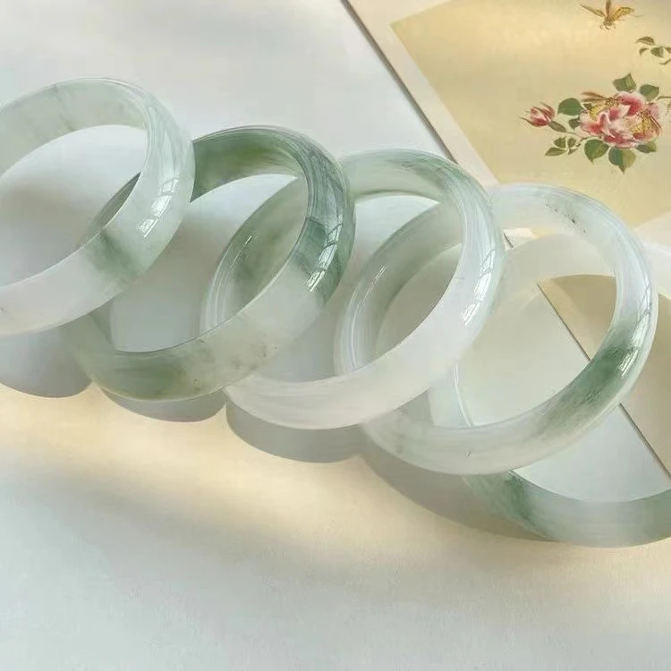 新疆天山雪翠女士时尚高冰气质飘绿精美手镯（多样性发一件）