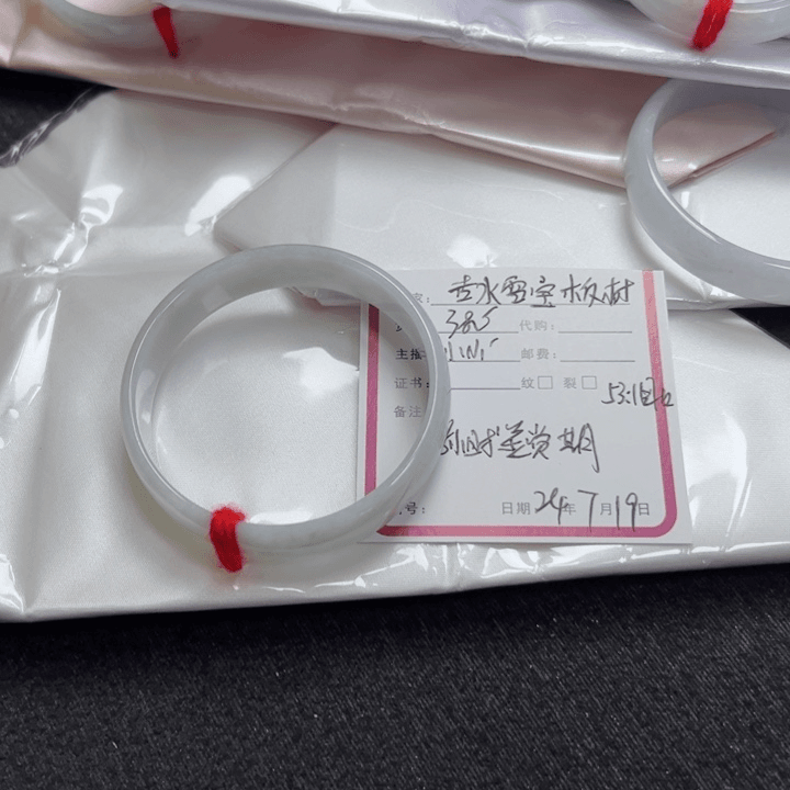 翡翠手镯未镶嵌翡翠手镯